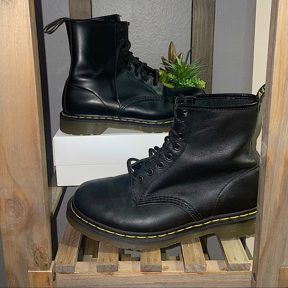 Men Dr. Martens 1460 smooth leather lace up boots